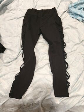 Euc Pop fit Black Crisscross Side Leggings